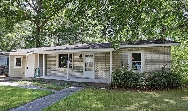 5330 Athena Dr in Savannah, GA - Foto de edificio - Building Photo