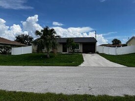 18947 Ayrshire Cir in Port Charlotte, FL - Building Photo