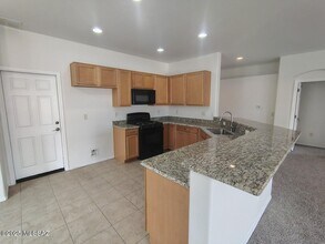 77 E Calle Trona in Green Valley, AZ - Building Photo - Building Photo