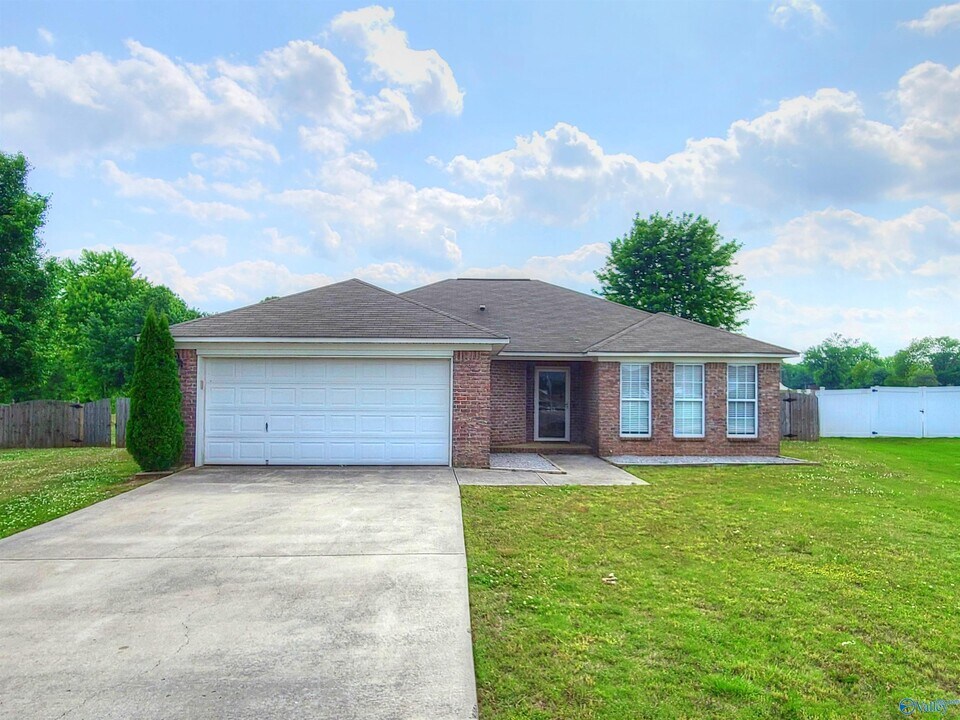 241 Misty Cove Ct in New Market, AL - Building Photo