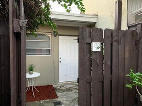 2368 SW 26th St in Miami, FL - Building Photo - Building Photo