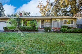 6612 Stanley Ave in Carmichael, CA - Foto de edificio - Building Photo