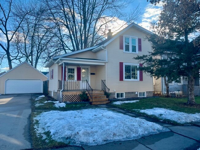 property at 817 W Packard St