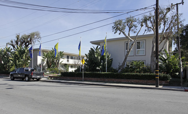 Leeward Apartments in Costa Mesa, CA - Building Photo - Building Photo