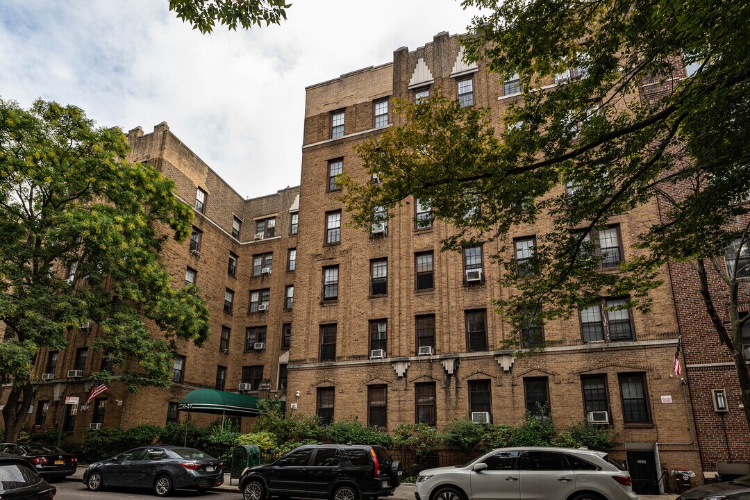 Maple Court Apartments in Jackson Heights, NY - Building Photo