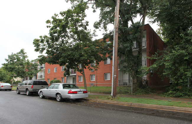 1721 T St SE in Washington, DC - Foto de edificio - Building Photo