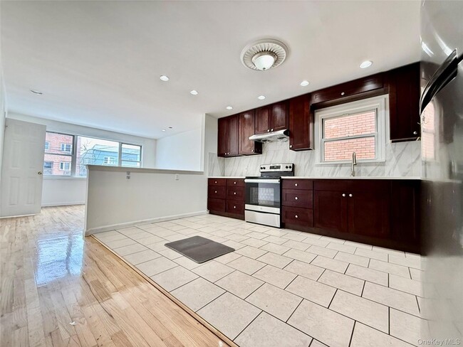 20-14 College Point Blvd, Unit 2Fl in Queens, NY - Building Photo - Building Photo