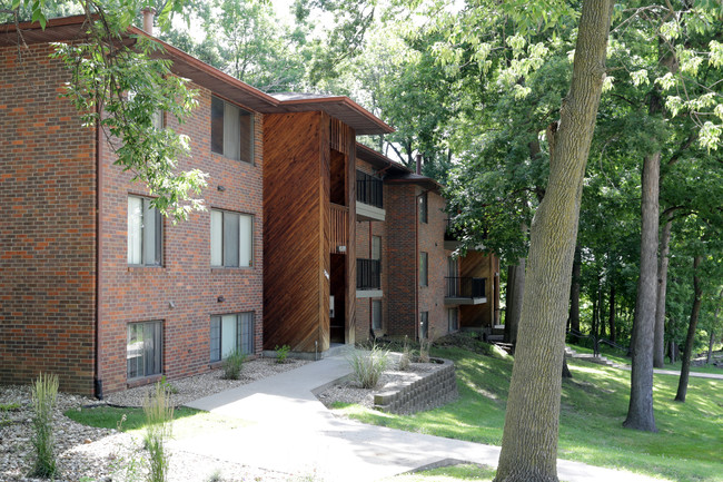 Forest Ridge Apartments in Cedar Rapids, IA - Foto de edificio - Building Photo