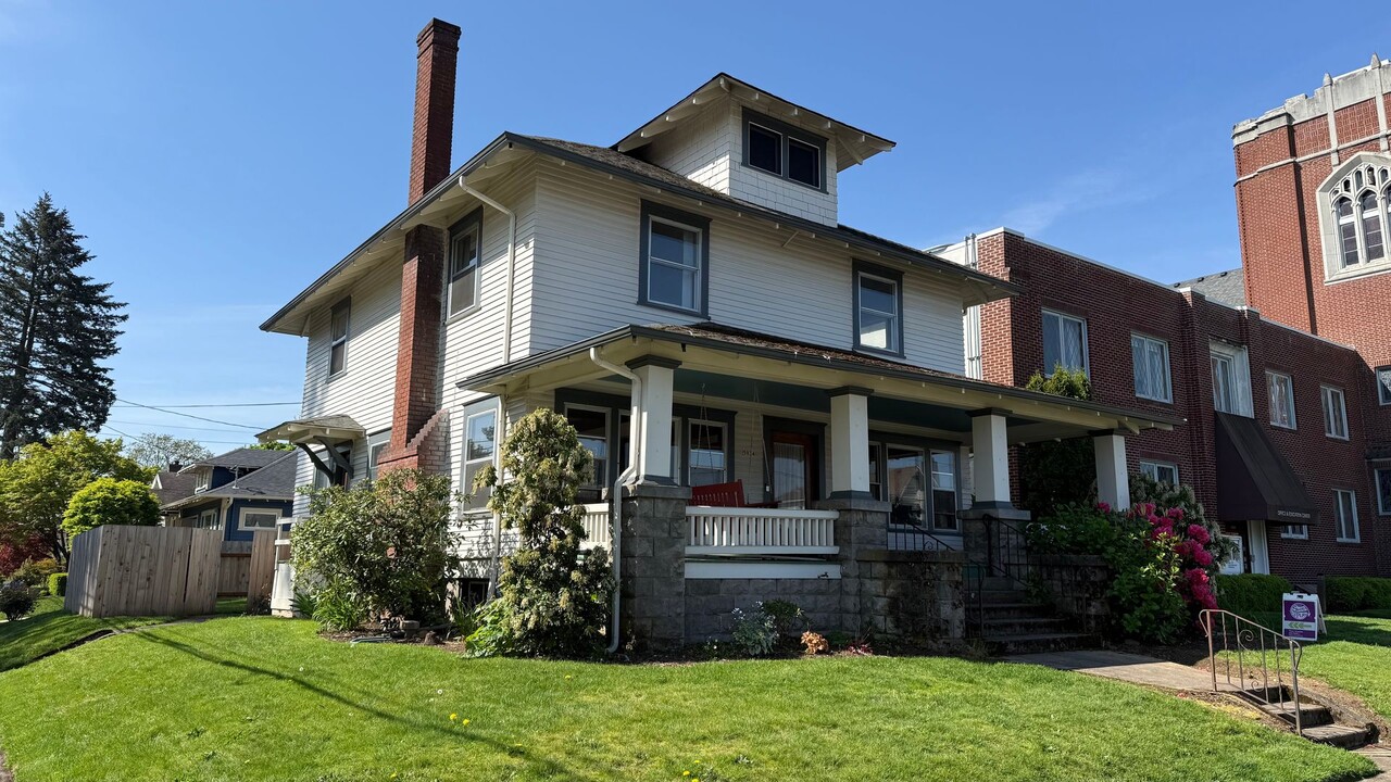 5834 NE Alameda St in Portland, OR - Building Photo