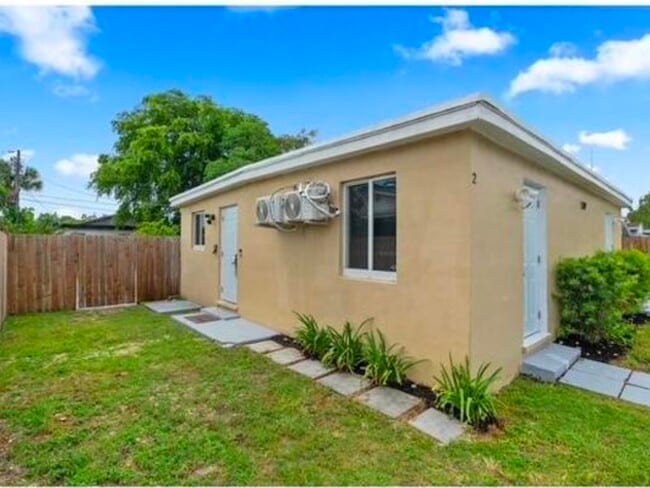 529 NW 15th Way, Unit 2 in Fort Lauderdale, FL - Building Photo - Building Photo