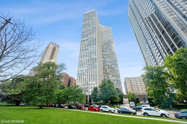 2626 N Lakeview Ave in Chicago, IL - Building Photo - Building Photo