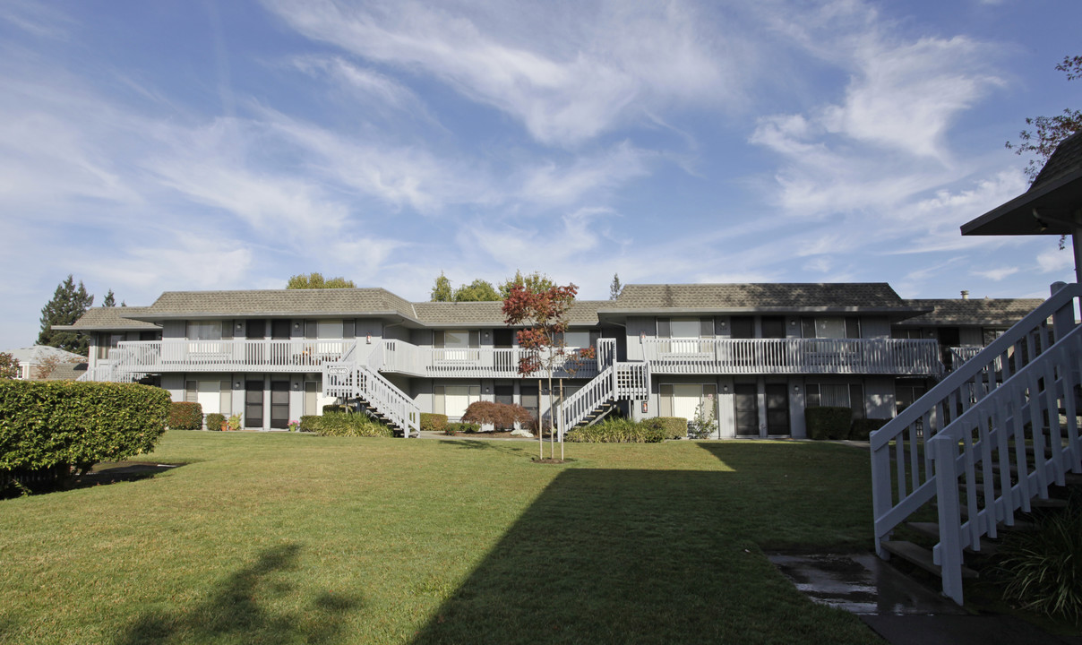 GLEN VIEW APARTMENTS in Napa, CA - Building Photo