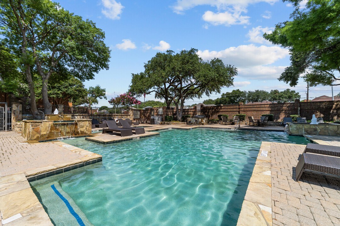 Trinity Village Apartments in Dallas, TX - Building Photo
