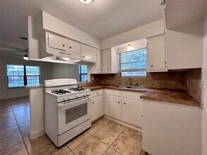 6200 Palm Cir in Austin, TX - Building Photo - Building Photo