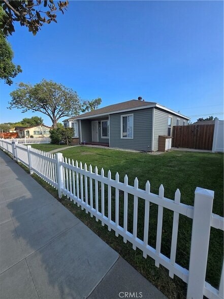 1740 E 53rd St, Unit A304 in Long Beach, CA - Building Photo