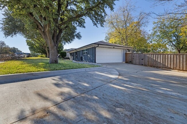 1607 Malibu Dr in Carrollton, TX - Building Photo - Building Photo