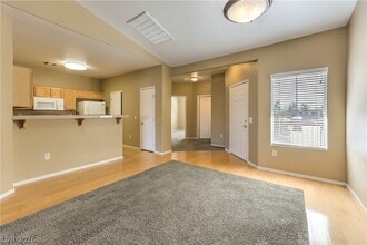 1001 Domnus Ln in Las Vegas, NV - Building Photo - Building Photo