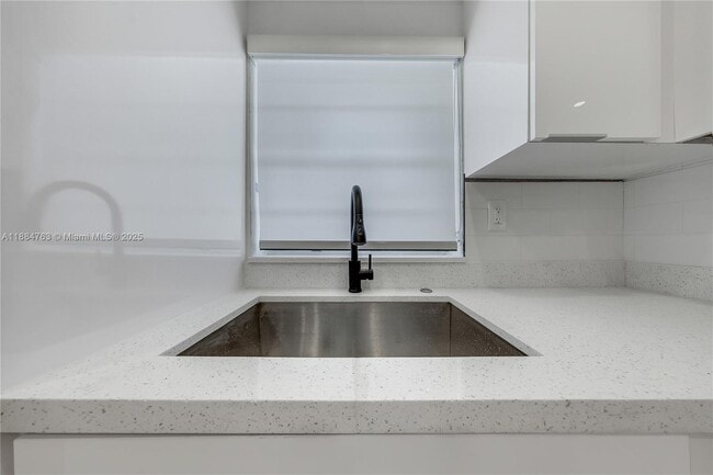 2464 SW 22nd St, Unit 5 in Miami, FL - Foto de edificio - Building Photo