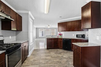 2811 Oakland Brook St in Houston, TX - Foto de edificio - Building Photo