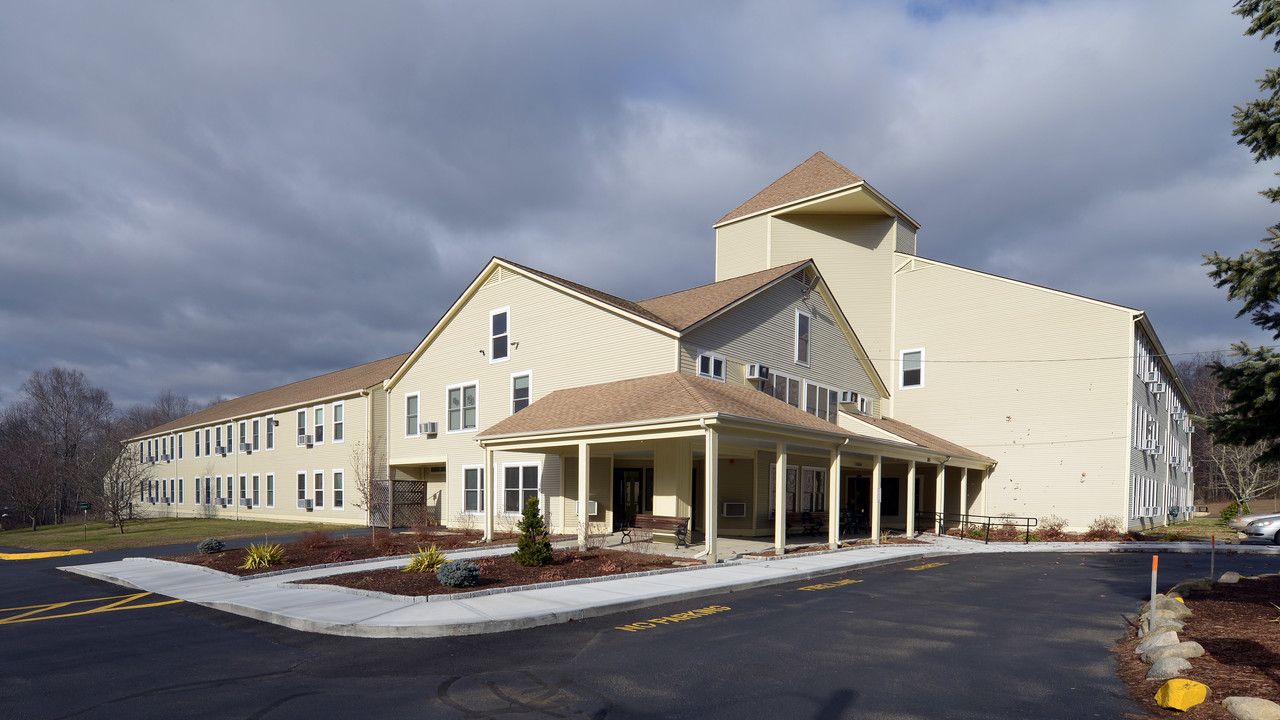 Canonchet Cliffs II in Hope Valley, RI - Foto de edificio