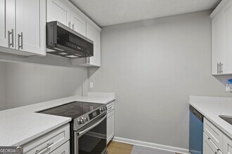 5452 Glen Haven Dr in Atlanta, GA - Building Photo - Building Photo