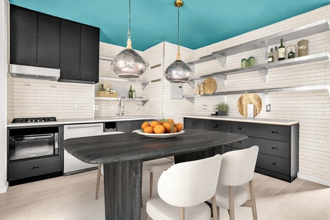 101 Thompson St in New York, NY - Building Photo - Building Photo