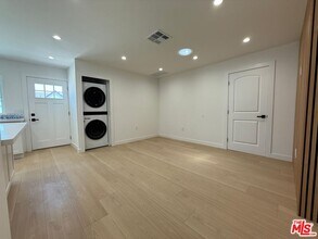 5759 Lemp Ave in Los Angeles, CA - Building Photo - Building Photo