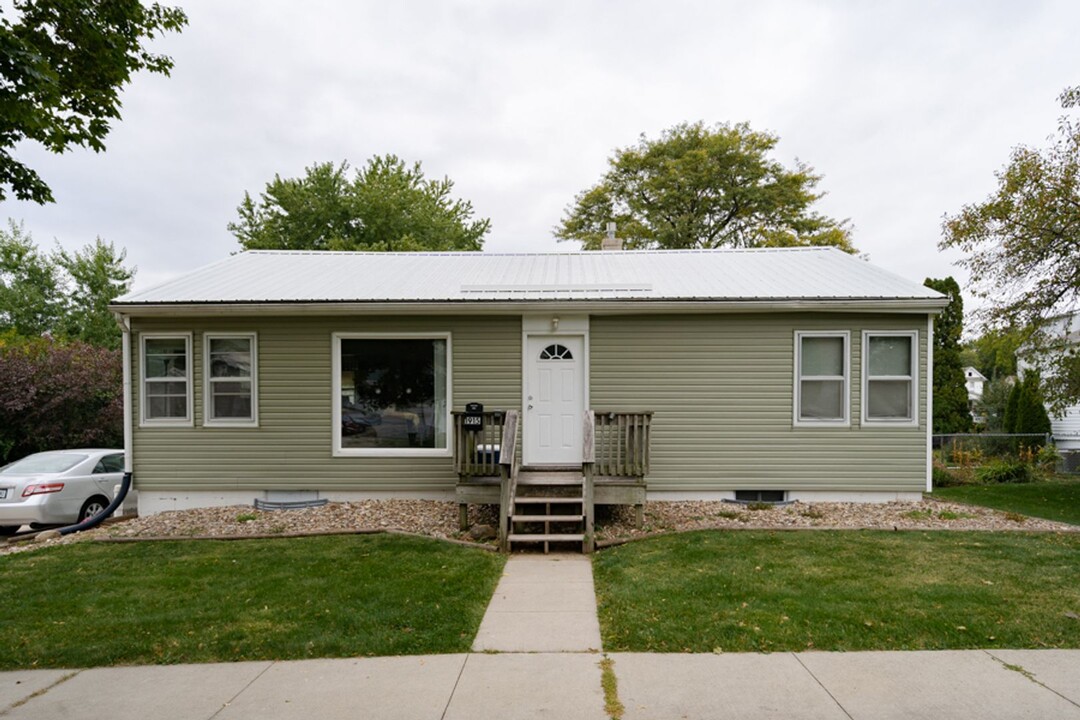 1915 Olive St in Cedar Falls, IA - Building Photo