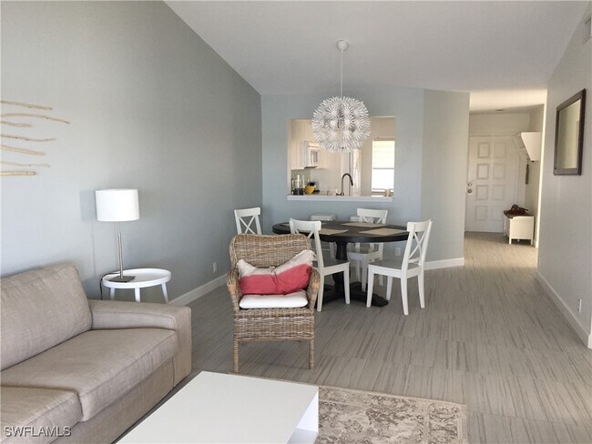 7800 Emerald Cir in Naples, FL - Foto de edificio - Building Photo