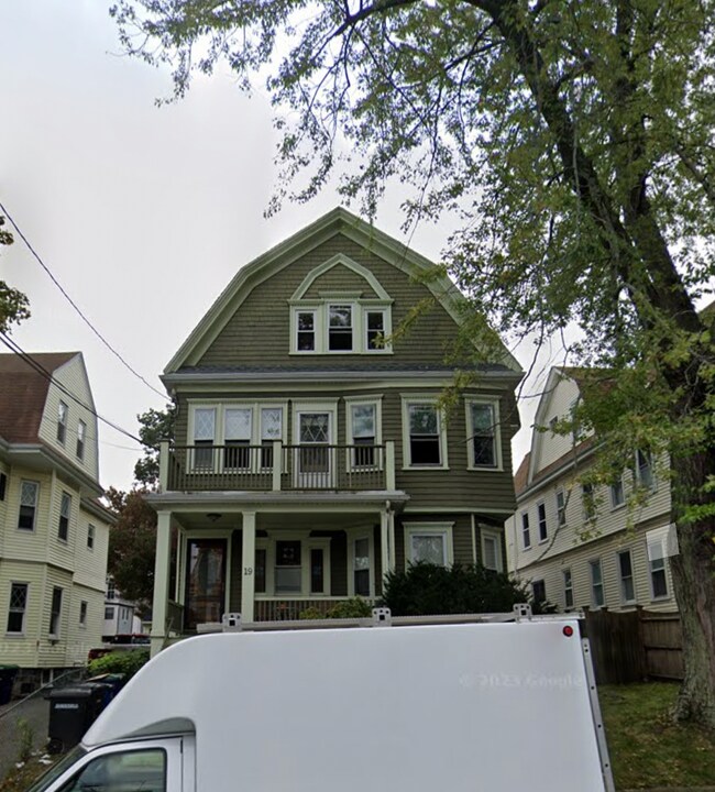 19 Warner St in Somerville, MA - Building Photo