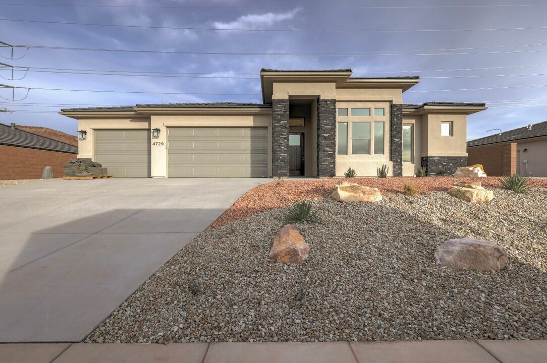 4729 S Lucy Ln in Washington, UT - Building Photo