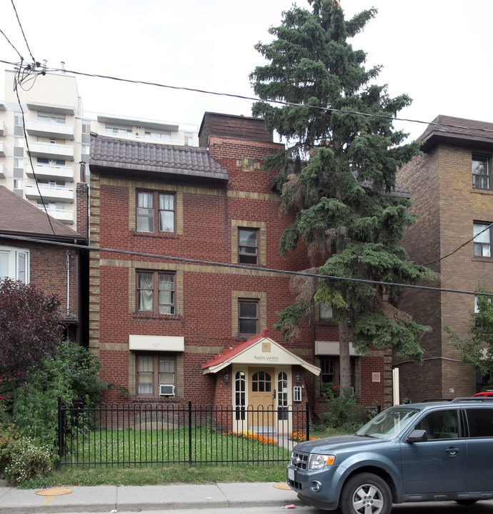 Raglan Gardens in Toronto, ON - Building Photo