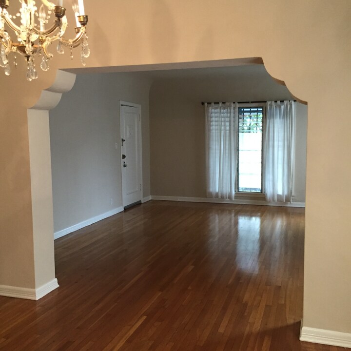 414 N Orange Grove Ave in Los Angeles, CA - Building Photo