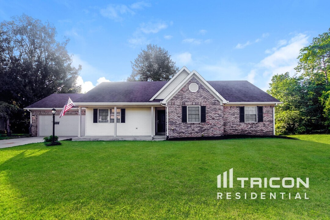 6296 Thistle Bend in Avon, IN - Building Photo