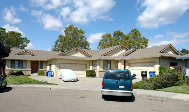 812 Swift Ct in Santa Rosa, CA - Foto de edificio - Building Photo