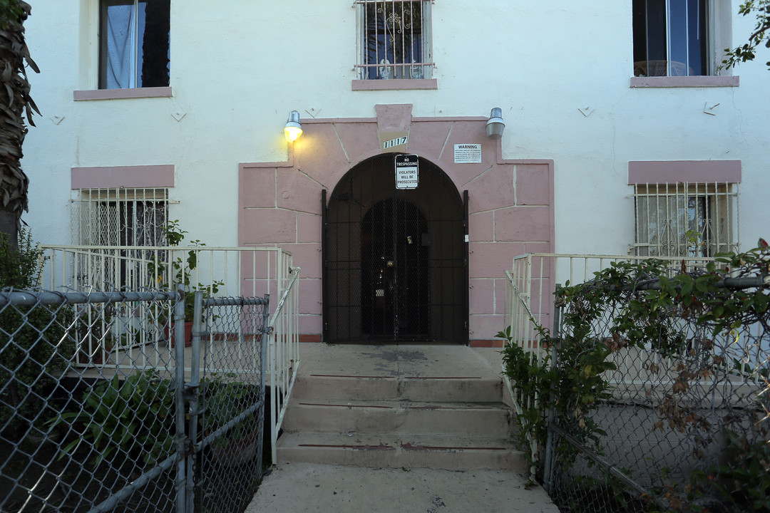 1117 S Norton Ave in Los Angeles, CA - Building Photo