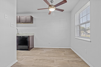 Hampton Creek Apartments in Hampton, VA - Building Photo - Interior Photo