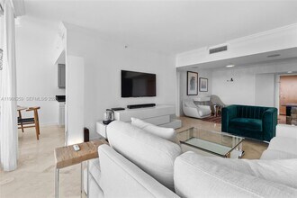 21055 Yacht Club Dr in Aventura, FL - Foto de edificio - Building Photo