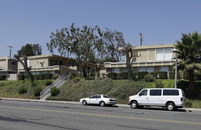 1655-1701 W Malvern Ave in Fullerton, CA - Foto de edificio - Building Photo