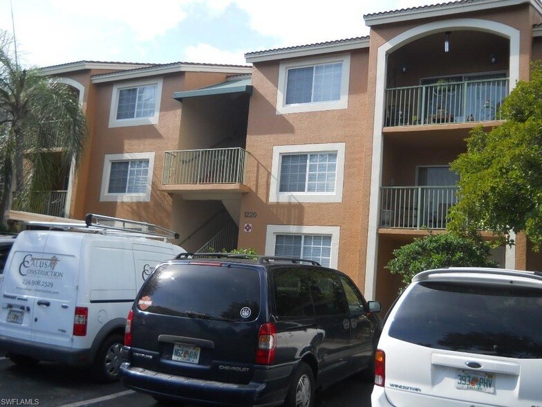 1220 Wildwood Lakes Blvd, Unit 103 in Naples, FL - Building Photo