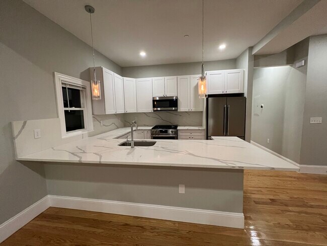 73 Pearl St, Unit 1 in Somerville, MA - Foto de edificio - Building Photo