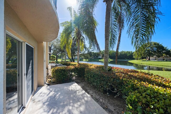 500 Crestwood Ct N in Royal Palm Beach, FL - Building Photo - Building Photo