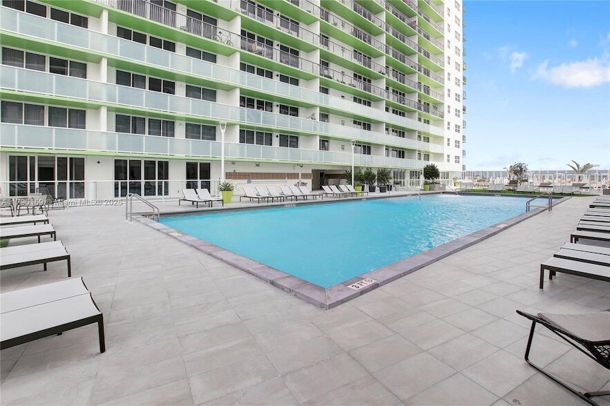 1756 N Bayshore Dr, Unit 37N in Miami, FL - Building Photo