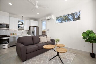 2413 E 9th St in Austin, TX - Building Photo - Building Photo
