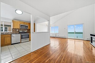 1466 Shore Dr in Bronx, NY - Building Photo