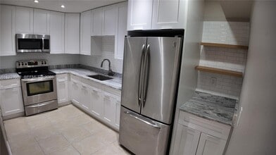 9441 SW 76th St in Miami, FL - Building Photo - Building Photo