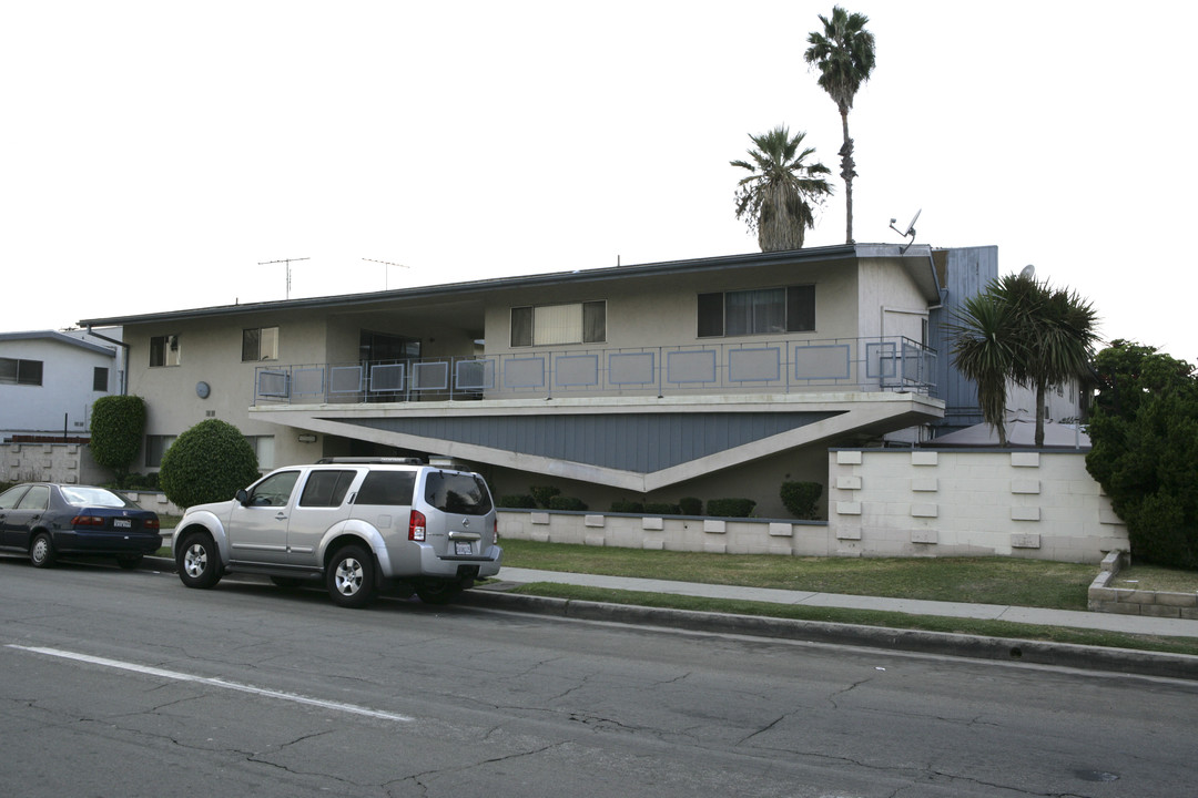 12531 Old River School Rd in Downey, CA - Foto de edificio