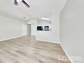 828 Cape Cod Cir in Valrico, FL - Building Photo - Building Photo