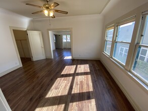 2302 N Cahuenga Blvd in Los Angeles, CA - Building Photo - Building Photo