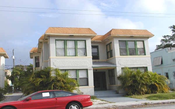 La Bella Poinciana Apartments in Miami, FL - Building Photo